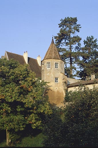 Tourelle située sur le tracé sud des fortifications (transformée en habitation). En arrière-plan, les demeures situées 4 et 6 rue des Châteaux. © Yves Sancey / Région Bourgogne-Franche-Comté, Inventaire du patrimoine - 1985