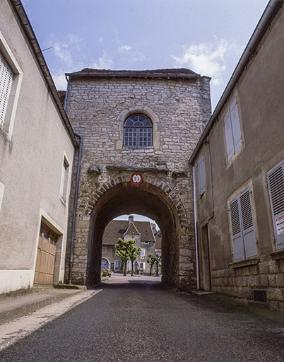 Porte Saint-Hilaire : façade extérieure. © Yves Sancey / Région Bourgogne-Franche-Comté, Inventaire du patrimoine - 1985