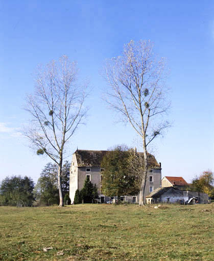 Vue d'ensemble depuis le sud en 1988. © Yves Sancey / Région Bourgogne-Franche-Comté, Inventaire du patrimoine - 1985 Vue d'ensemble depuis le sud en 1988. © Yves Sancey / Région Bourgogne-Franche-Comté, Inventaire du patrimoine - 1985