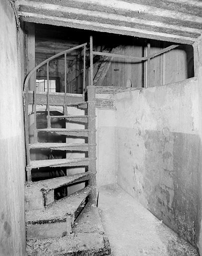 Premier étage, escalier d'accès à la salle des cuves. © Yves Sancey / Région Bourgogne-Franche-Comté, Inventaire du patrimoine - 1986