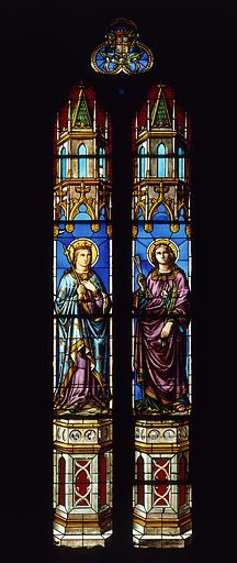 Baie 4 : deux saintes non identifiées et un écu armorié au tympan. © Yves Sancey / Région Bourgogne-Franche-Comté, Inventaire du patrimoine - 1986