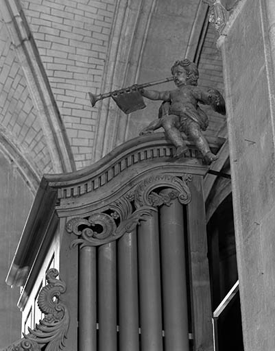 Couronnement de la tourelle droite. © Jérôme Mongreville / Région Bourgogne-Franche-Comté, Inventaire du patrimoine - 1986