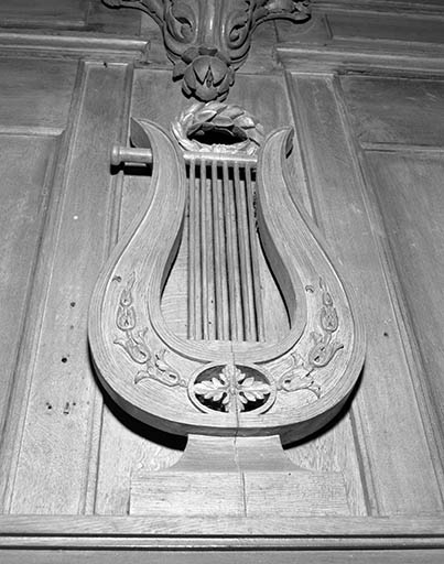 Détail du couronnement de la plate-face du positif, lyre vue de face. © Jérôme Mongreville / Région Bourgogne-Franche-Comté, Inventaire du patrimoine - 1986