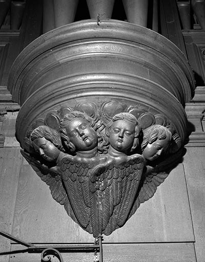 Culot de la tourelle centrale vu de face avant restauration. © Jérôme Mongreville / Région Bourgogne-Franche-Comté, Inventaire du patrimoine - 1986