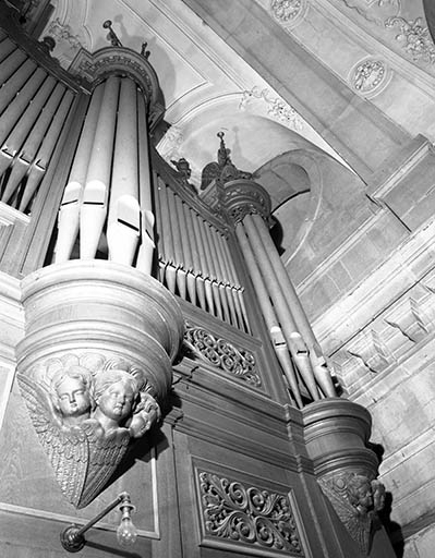 Tourelles droites vues de trois quarts gauche en contre-plongée. © Jérôme Mongreville / Région Bourgogne-Franche-Comté, Inventaire du patrimoine - 1986