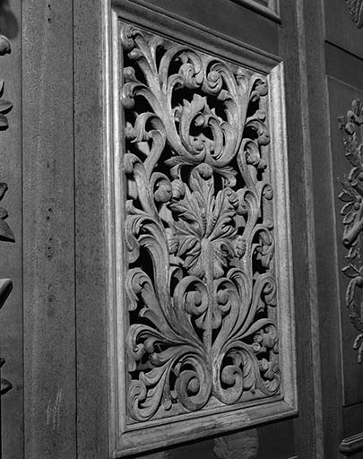 Partie basse du buffet, panneau sculpté vu de trois quarts gauche. © Jérôme Mongreville / Région Bourgogne-Franche-Comté, Inventaire du patrimoine - 1986