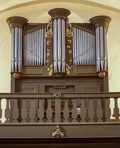 Vue générale de face en contre-plongée. © Jérôme Mongreville / Région Bourgogne-Franche-Comté, Inventaire du patrimoine - 1986