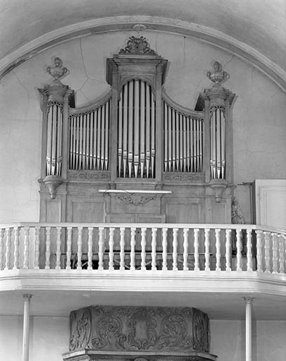 Vue générale de face en contre-plongée. © Jérôme Mongreville / Région Bourgogne-Franche-Comté, Inventaire du patrimoine - 1986