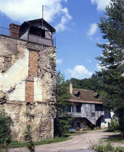 Cour intérieure : à gauche, base de la tour. © Yves Sancey / Région Bourgogne-Franche-Comté, Inventaire du patrimoine - 1986