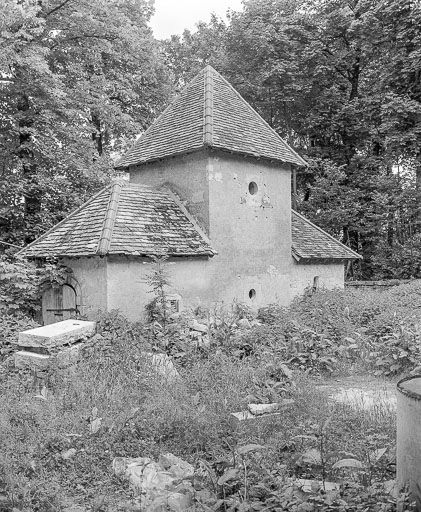 Le pigeonnier de la demeure vu de trois quarts gauche. © Yves Sancey / Région Bourgogne-Franche-Comté, Inventaire du patrimoine - 1986