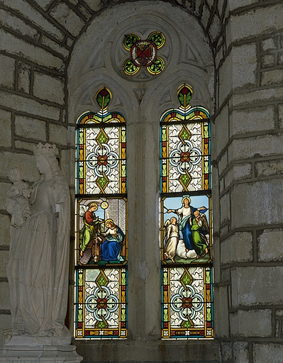 Vue d'ensemble : deux lancettes (Annonciation et Assomption) et quadrilobe avec écu armorié de Thiebaud de Rougemont. © Yves Sancey / Région Bourgogne-Franche-Comté, Inventaire du patrimoine - 1986