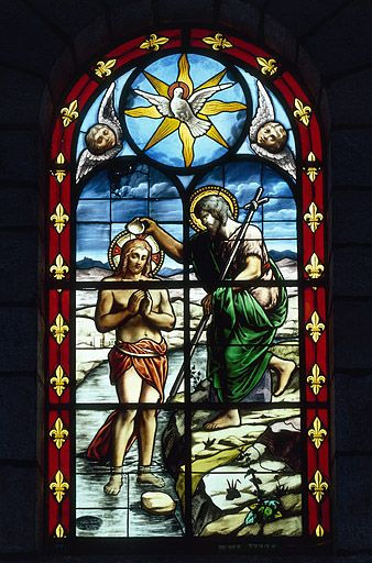 Baptême du Christ : baie 2 réalisée par l'atelier Vve J. Beyer et fils aîné à la fin du 19e siècle ou au début du 20e (grande composition, bordure de fleurs de lys). © Yves Sancey / Région Bourgogne-Franche-Comté, Inventaire du patrimoine - 1986