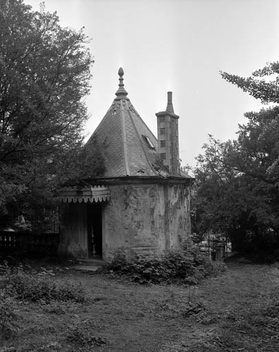 Vue rapprochée du pavillon de jardin (n° 1). © Yves Sancey / Région Bourgogne-Franche-Comté, Inventaire du patrimoine - 1986