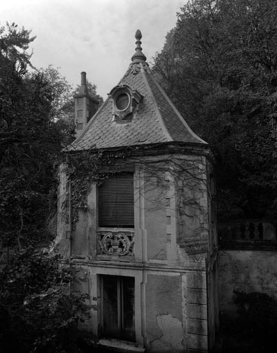 Vue du pavillon de jardin (n° 1) depuis la cour. © Yves Sancey / Région Bourgogne-Franche-Comté, Inventaire du patrimoine - 1986