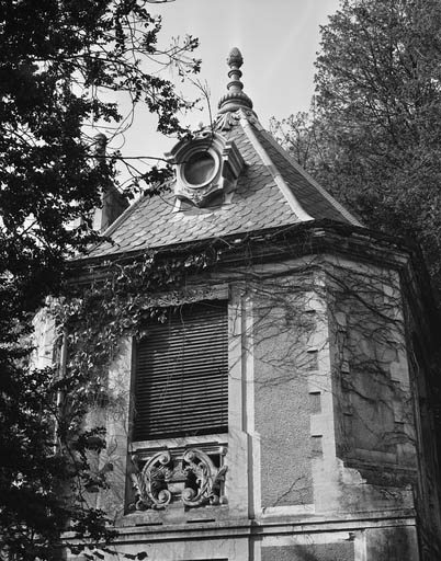 Vue du 1er étage du pavillon de jardin (n° 1). © Yves Sancey / Région Bourgogne-Franche-Comté, Inventaire du patrimoine - 1986