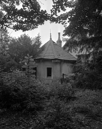 Vue d'ensemble du pavillon (n° 2) et de la fontaine (n° 2). © Yves Sancey / Région Bourgogne-Franche-Comté, Inventaire du patrimoine - 1986