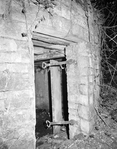 Intérieur du fruitier : vue partielle de la double paroi. © Yves Sancey / Région Bourgogne-Franche-Comté, Inventaire du patrimoine - 1986