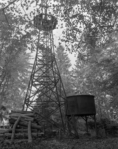 Vue d'ensemble de l'éolienne et du château d'eau. © Yves Sancey / Région Bourgogne-Franche-Comté, Inventaire du patrimoine - 1986