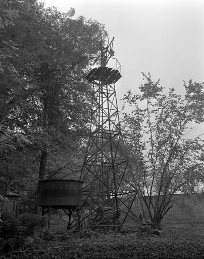 Vue d'ensemble du château d'eau et de l'éolienne. © Yves Sancey / Région Bourgogne-Franche-Comté, Inventaire du patrimoine - 1986