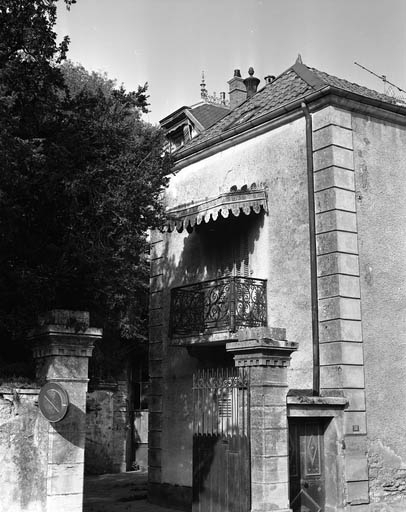 Vue partielle de l'élévation latérale gauche du logis. © Yves Sancey / Région Bourgogne-Franche-Comté, Inventaire du patrimoine - 1986