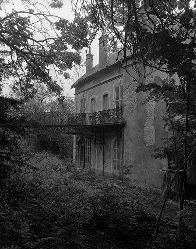 Vue de l'élévation postérieure et de la passerelle conduisant au jardin. © Yves Sancey / Région Bourgogne-Franche-Comté, Inventaire du patrimoine - 1986