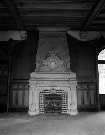 La cheminée de la salle de billard vue de face. © Yves Sancey / Région Bourgogne-Franche-Comté, Inventaire du patrimoine - 1986