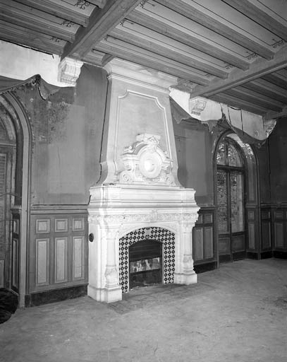 Vue de la cheminée de la salle de billard de trois-quart gauche. © Yves Sancey / Région Bourgogne-Franche-Comté, Inventaire du patrimoine - 1986