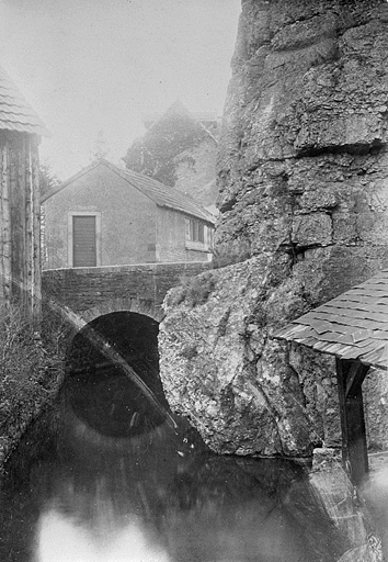 Pont Sous-le-Châtel vu de l'aval, fin 19e ou début 20e siècle. © Jérôme  Mongreville (reproduction) / Région Bourgogne-Franche-Comté, Inventaire du patrimoine - 1987 Pont Sous-le-Châtel vu de l'aval, fin 19e ou début 20e siècle. © Jérôme  Mongreville (reproduction) / Région Bourgogne-Franche-Comté, Inventaire du patrimoine - 1987