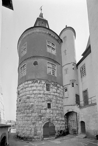 Tour Henriette vue de la cour de l'Ours. © Jérôme Mongreville / Région Bourgogne-Franche-Comté, Inventaire du patrimoine - 1987