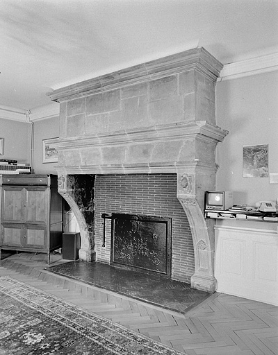 Première cheminée au deuxième étage. © Jérôme Mongreville / Région Bourgogne-Franche-Comté, Inventaire du patrimoine - 1987