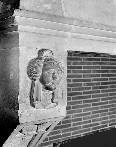Première cheminée au deuxième étage, détail. © Jérôme Mongreville / Région Bourgogne-Franche-Comté, Inventaire du patrimoine - 1987