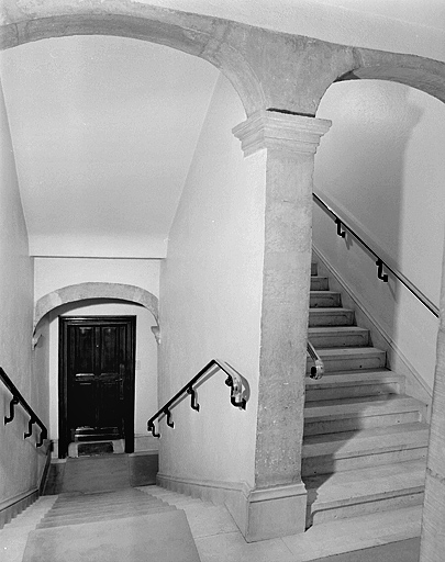 Escalier vu du palier du deuxième étage. © Jérôme Mongreville / Région Bourgogne-Franche-Comté, Inventaire du patrimoine - 1987