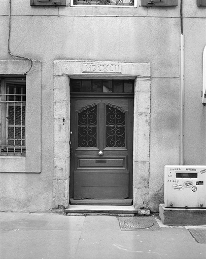 Maison 1, rue Georges-Clémenceau. Porte. 1692. © Jérôme Mongreville / Région Bourgogne-Franche-Comté, Inventaire du patrimoine - 1987