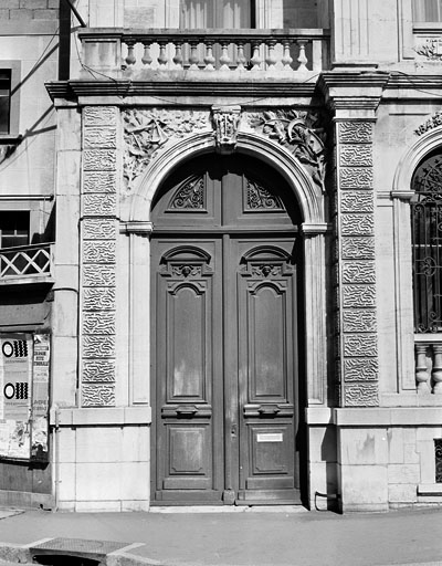 Banque. Façade principale, porte cochère. © Jérôme Mongreville / Région Bourgogne-Franche-Comté, Inventaire du patrimoine - 1987