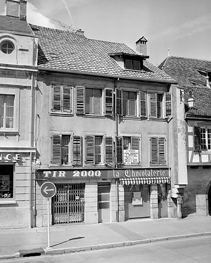 Maisons 27 et 29, place Saint-Martin. Première moitié 19e siècle. Mur mitoyen, 15e et 16e siècles. © Jérôme Mongreville / Région Bourgogne-Franche-Comté, Inventaire du patrimoine - 1987