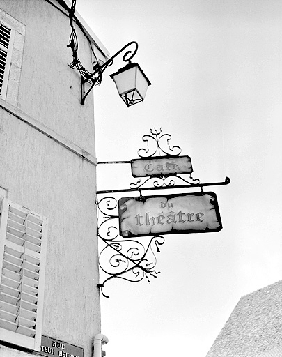 Enseigne 6, place Saint-Martin. 19e siècle. © Jérôme Mongreville / Région Bourgogne-Franche-Comté, Inventaire du patrimoine - 1987
