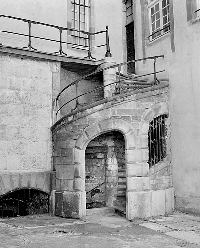 Cour de l'Ours. Escalier de la coursière. © Jérôme Mongreville / Région Bourgogne-Franche-Comté, Inventaire du patrimoine - 1987