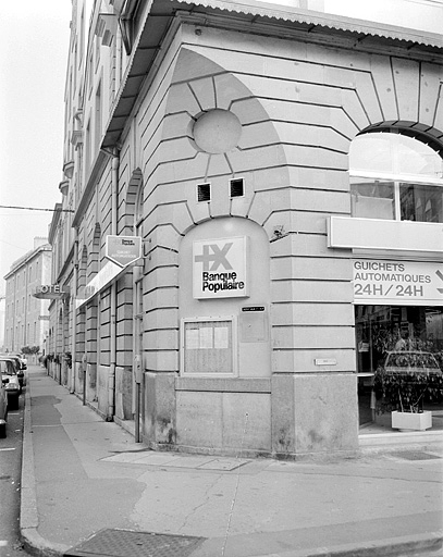 Détail de l'angle de l'ancien Grand Café. © Jérôme Mongreville / Région Bourgogne-Franche-Comté, Inventaire du patrimoine - 1987 Détail de l'angle de l'ancien Grand Café. © Jérôme Mongreville / Région Bourgogne-Franche-Comté, Inventaire du patrimoine - 1987