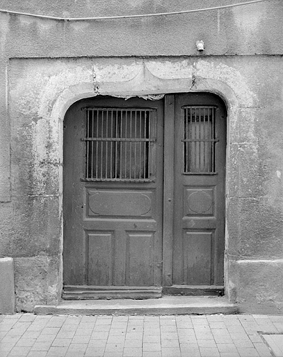 Porte de la cave ouvrant sur la rue Saint-Martin. © Jérôme Mongreville / Région Bourgogne-Franche-Comté, Inventaire du patrimoine - 1987 Porte de la cave ouvrant sur la rue Saint-Martin. © Jérôme Mongreville / Région Bourgogne-Franche-Comté, Inventaire du patrimoine - 1987