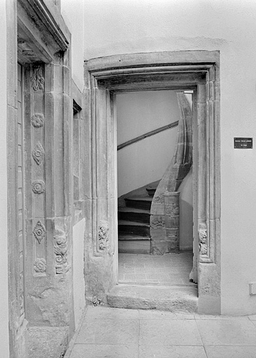 Maison 11, rue de la Sous-Préfecture. Portes. Fin 15e ou début 17e siècle. Porte de l'allée à gauche et porte de la tour d'escalier à droite. © Jérôme Mongreville / Région Bourgogne-Franche-Comté, Inventaire du patrimoine - 1987