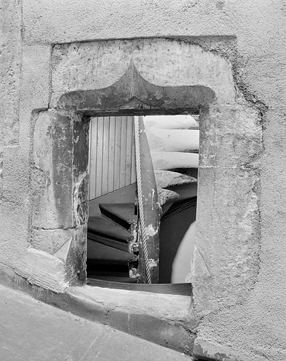 Maison 27, rue des Febvres. Escalier. Première moitié 16e siècle. © Jérôme Mongreville / Région Bourgogne-Franche-Comté, Inventaire du patrimoine - 1987