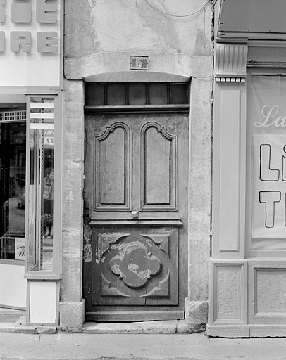 Maison 6, rue de Belfort. Porte. 18e siècle. © Jérôme Mongreville / Région Bourgogne-Franche-Comté, Inventaire du patrimoine - 1987