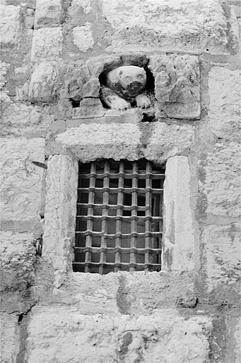 Tour Henriette. Détail de l'ours et de la fenêtre du deuxième niveau. © Jérôme Mongreville / Région Bourgogne-Franche-Comté, Inventaire du patrimoine - 1987