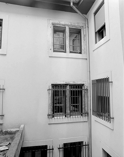 Façade sur cour du deuxième corps de bâtiment et galerie de liaison. © Jérôme Mongreville / Région Bourgogne-Franche-Comté, Inventaire du patrimoine - 1987