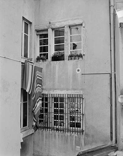 Maison 17, rue des Febvres. Façade sur cour du premier corps de bâtiment. Deuxième moitié 17e siècle. © Jérôme Mongreville / Région Bourgogne-Franche-Comté, Inventaire du patrimoine - 1987