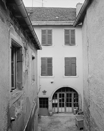 Cour et corps de bâtiment principal. © Jérôme Mongreville / Région Bourgogne-Franche-Comté, Inventaire du patrimoine - 1987 Cour et corps de bâtiment principal. © Jérôme Mongreville / Région Bourgogne-Franche-Comté, Inventaire du patrimoine - 1987