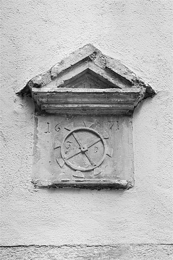 Blason. Il surmonte la porte piétonne de la façade sur cour du corps de bâtiment principal. © Jérôme Mongreville / Région Bourgogne-Franche-Comté, Inventaire du patrimoine - 1987 Blason. Il surmonte la porte piétonne de la façade sur cour du corps de bâtiment principal. © Jérôme Mongreville / Région Bourgogne-Franche-Comté, Inventaire du patrimoine - 1987