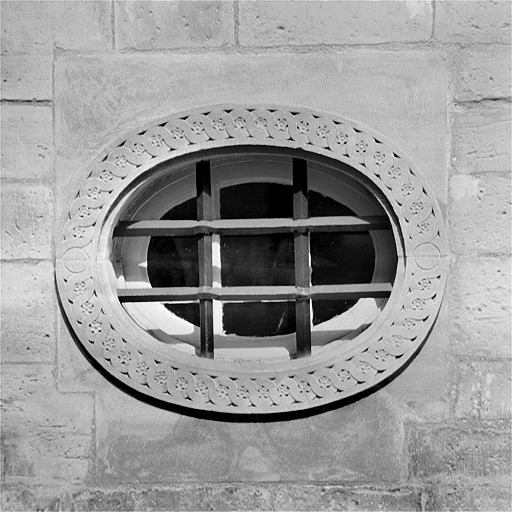 Façade sur la place, oculus du rez-de-chaussée. © Jérôme Mongreville / Région Bourgogne-Franche-Comté, Inventaire du patrimoine - 1987