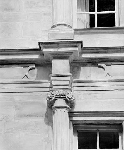 Façade sur la place, premier étage, chapiteau de l'ordre ionique à droite de la travée centrale. © Jérôme Mongreville / Région Bourgogne-Franche-Comté, Inventaire du patrimoine - 1987