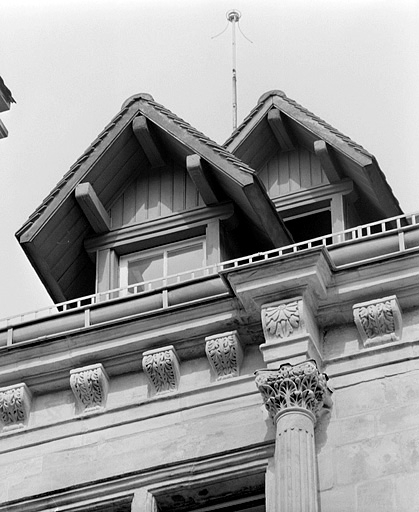 Façade sur la place, troisième étage, détail de l'ordre composite à gauche de la travée centrale. © Jérôme Mongreville / Région Bourgogne-Franche-Comté, Inventaire du patrimoine - 1987